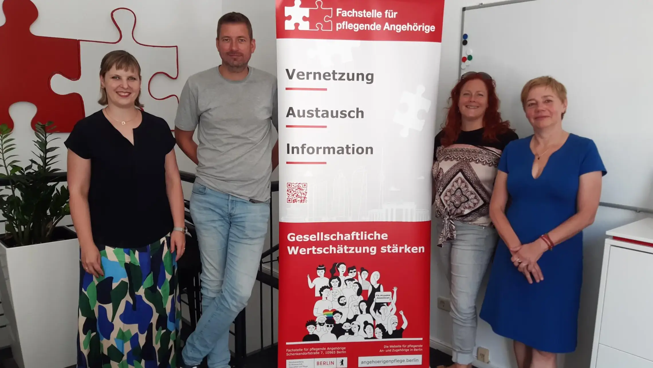 v.l.: Mara Rick (Projektleitung der Beratungsstellen „Pflege in Not“ und echt unersetzlich), Lars Düsterhöft (SPD Abgeordneter), Bettina König (SPD Abgeordnete) und Veronika Vahrenhorst (Leitung der Fachstelle für pflegende Angehörige) 