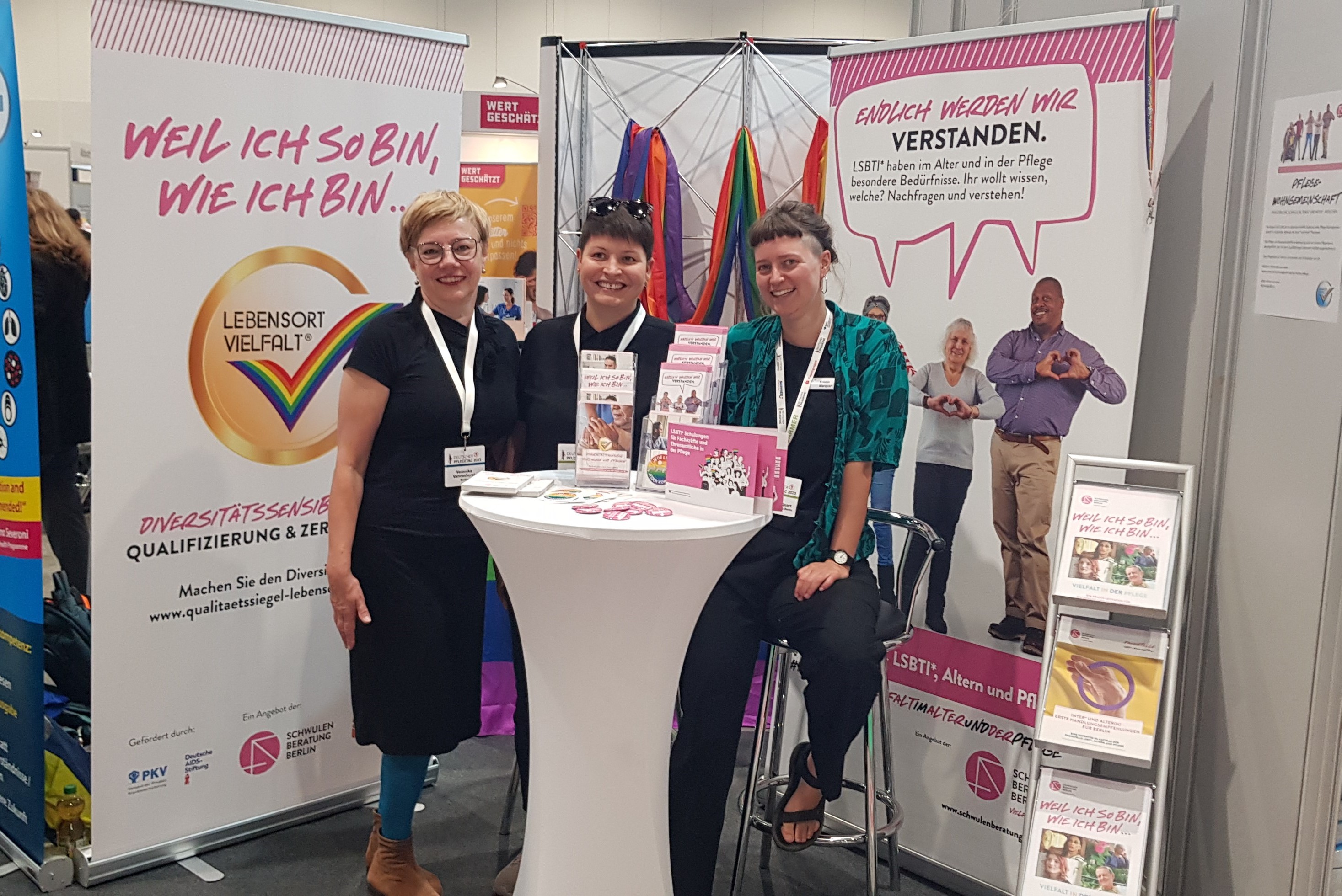 Veronika Vahrenhorst (Fachstelle für pflegende Angehörige) mit Eva Obernauer und Kristin Marquart (beide Fachstelle LSBTI*, Altern und Pflege)